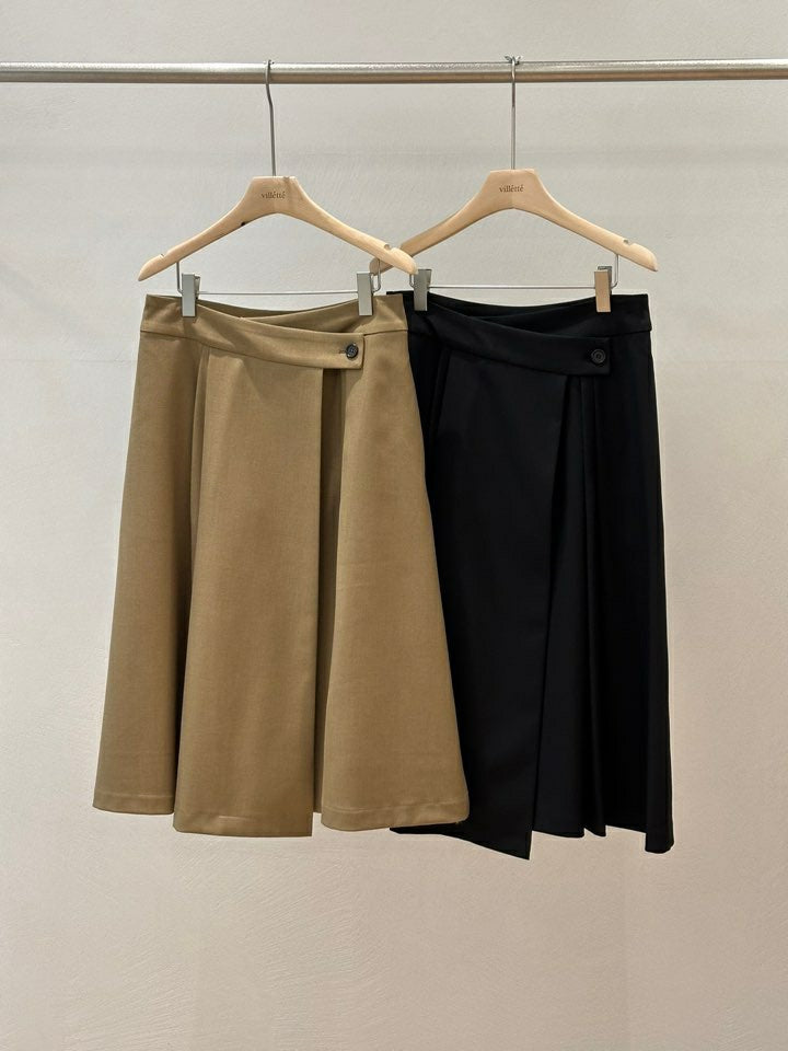 
                  
                    BUTTON DETAIL PLEATED MIDI SKIRT
                  
                