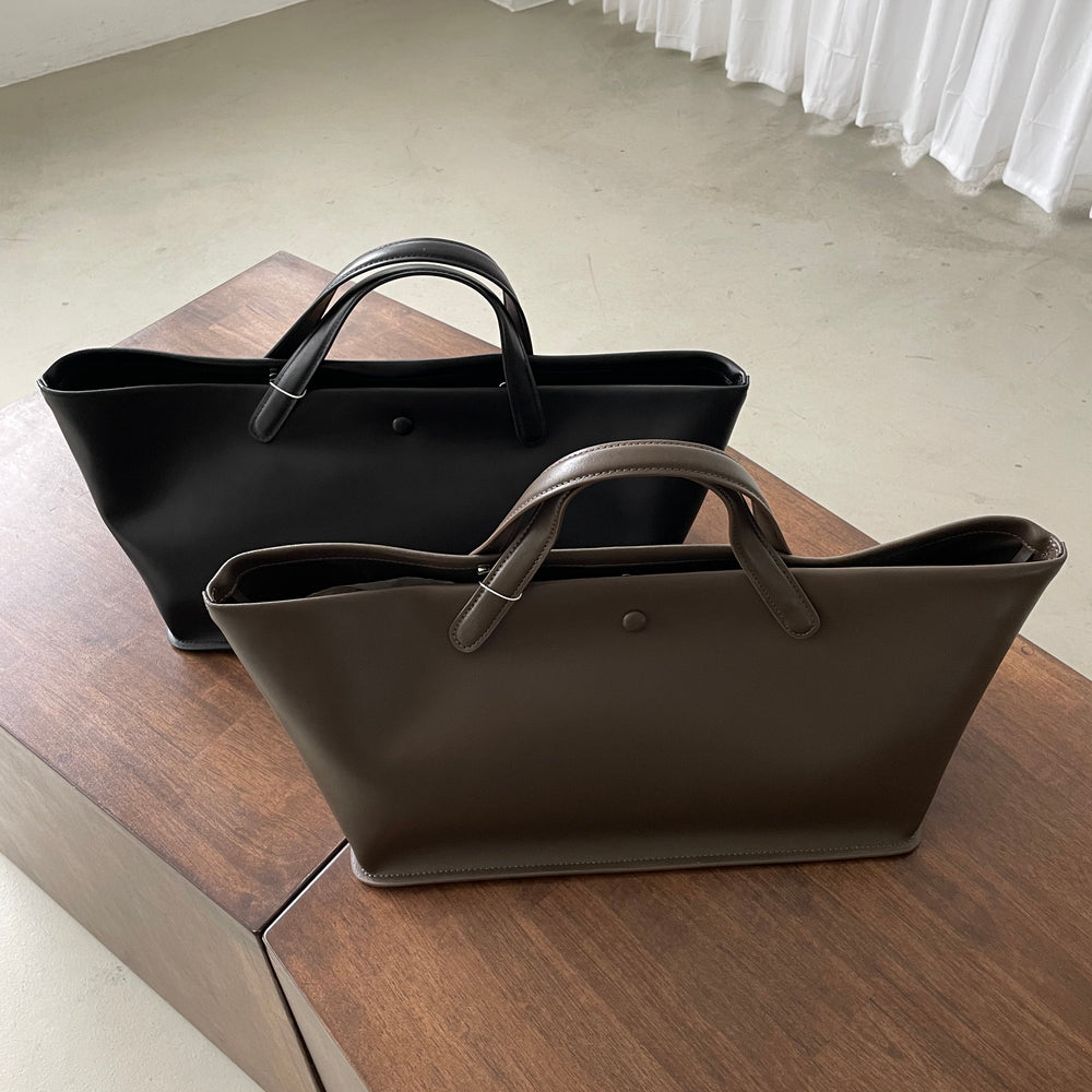 
                  
                    BAQUETTE SQUARE BAG
                  
                